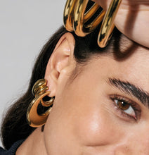 Load image into Gallery viewer, ECCLETTICA EARRING 134319/001 STAINLESS STEEL MEDIUM HOOP
